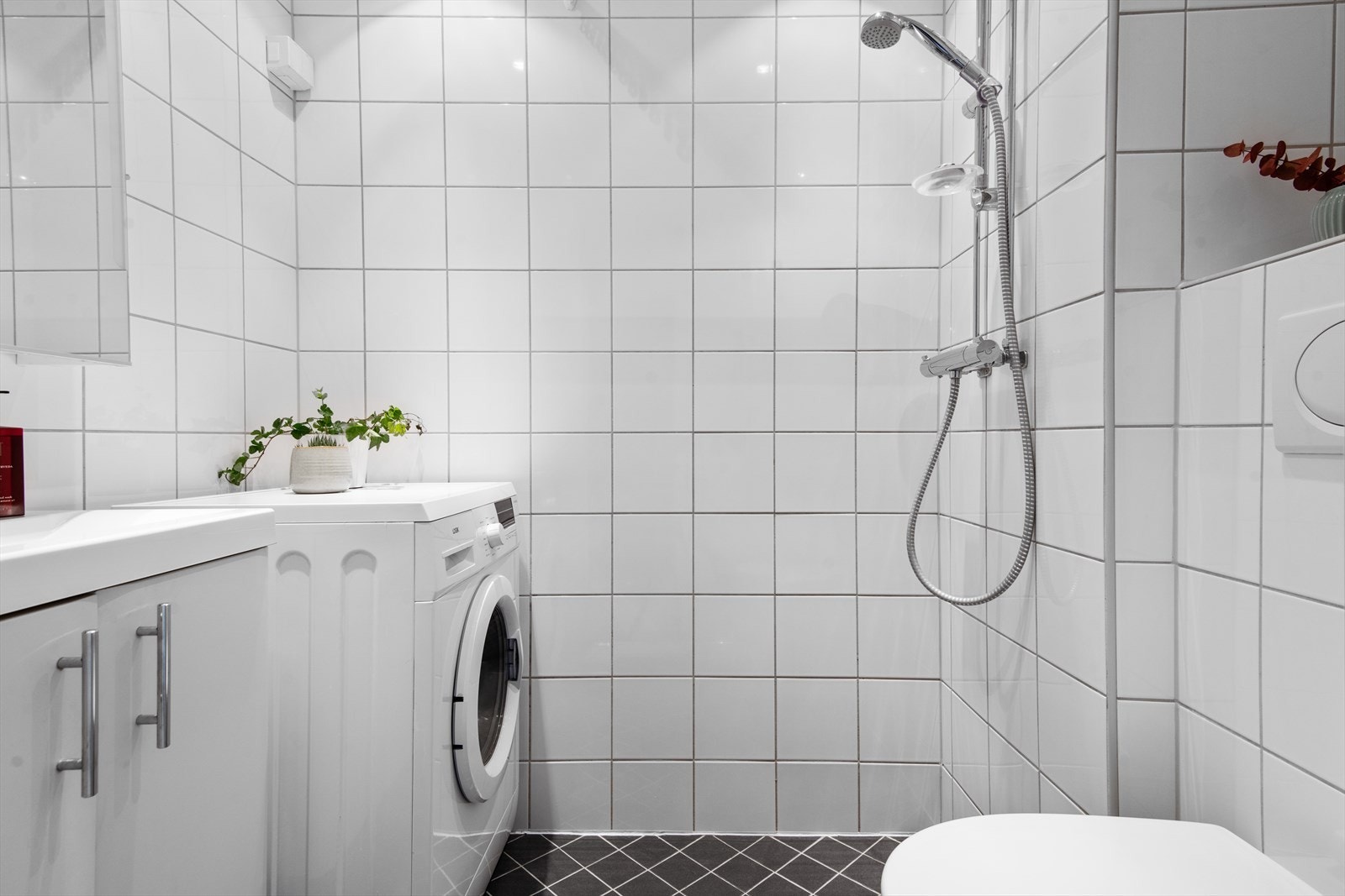 Delikat og flislagt baderom som ble oppgradert i 2010, i regi av borettslaget. Galleribilde