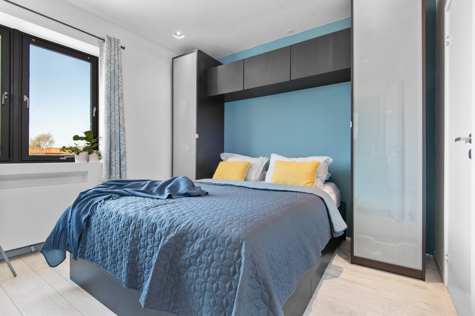 Boligen byr på et romslig soverom som vender ut mot rolige omgivelser. Galleribilde