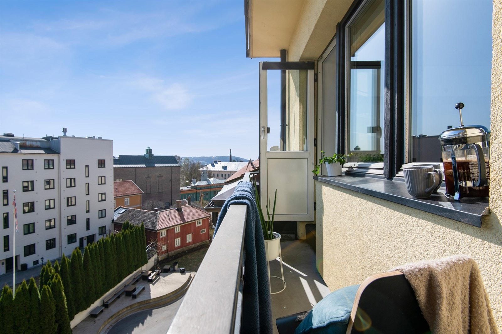 Fra stuen har du direkte adkomst til en solrik brannbalkong. Galleribilde