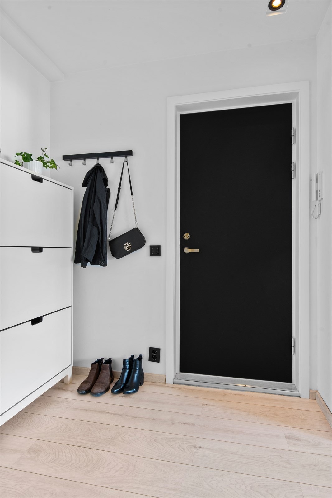 Her ønskes man velkommen inn i en lys entré med god plass til å henge av seg ytterklær og sette fra seg sko. Galleribilde