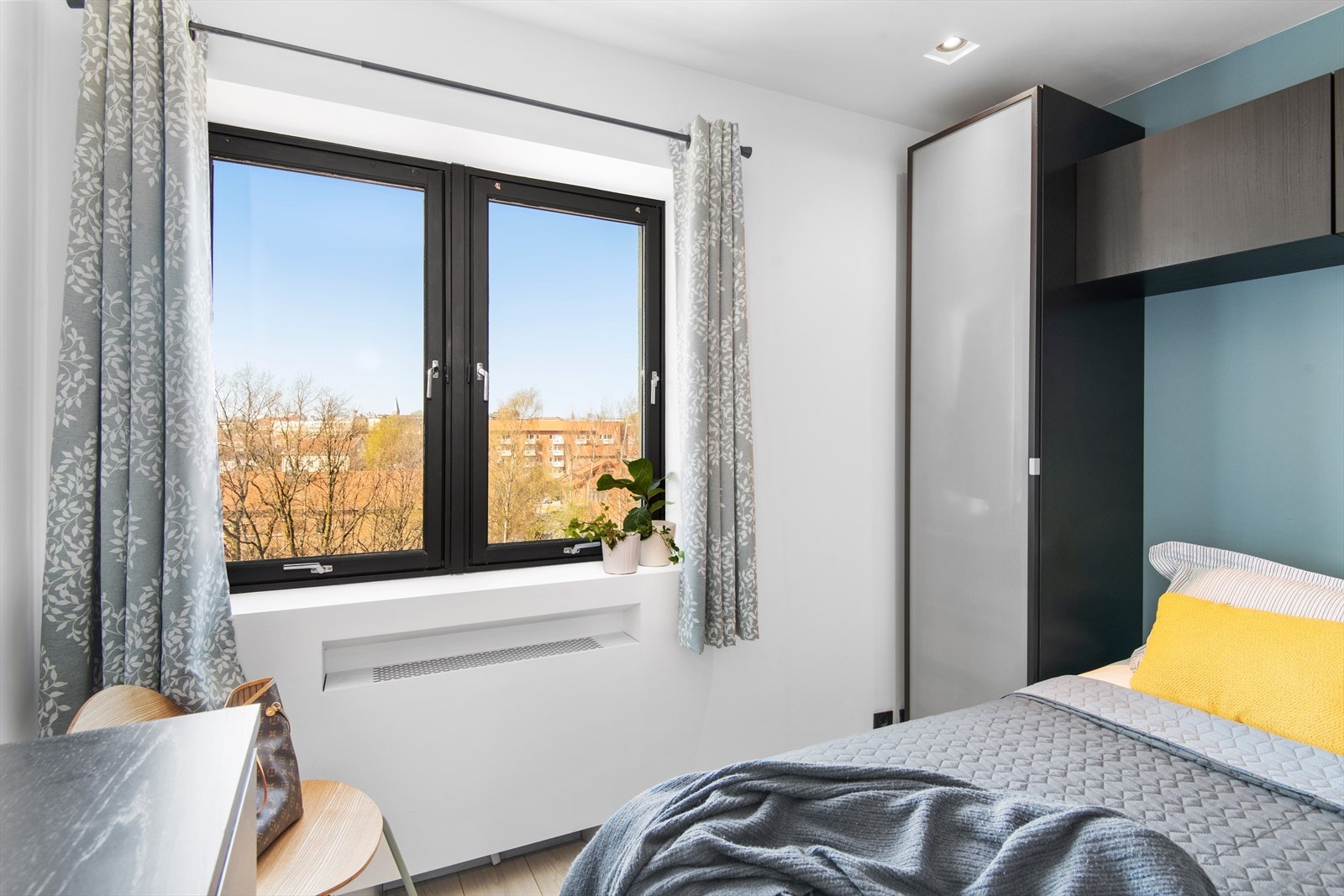 Rommet er malt i et lyst fargepalett, som gjør det enkelt å innrede etter eget ønske. Galleribilde