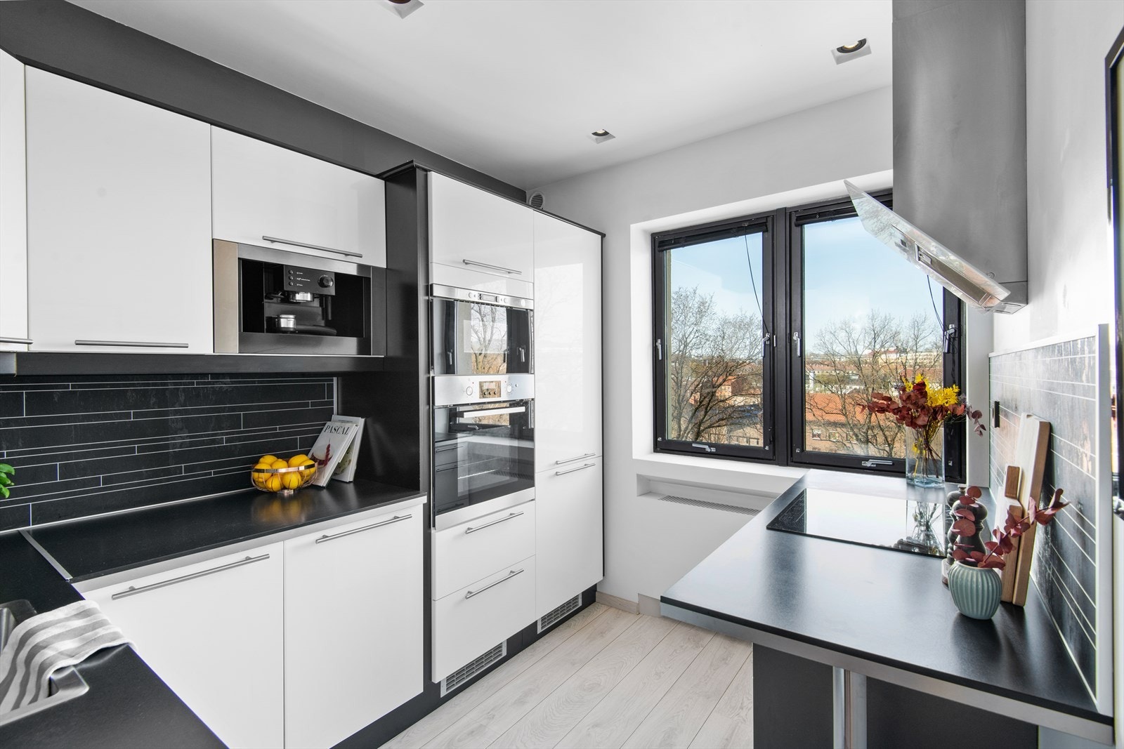 Hvitevarer som platetopp (induksjon), stekeovn, mikrobølgeovn, oppvaskmaskin (45 cm), kaffemaskin, kjøleskap og frys medfølger i salget. Galleribilde