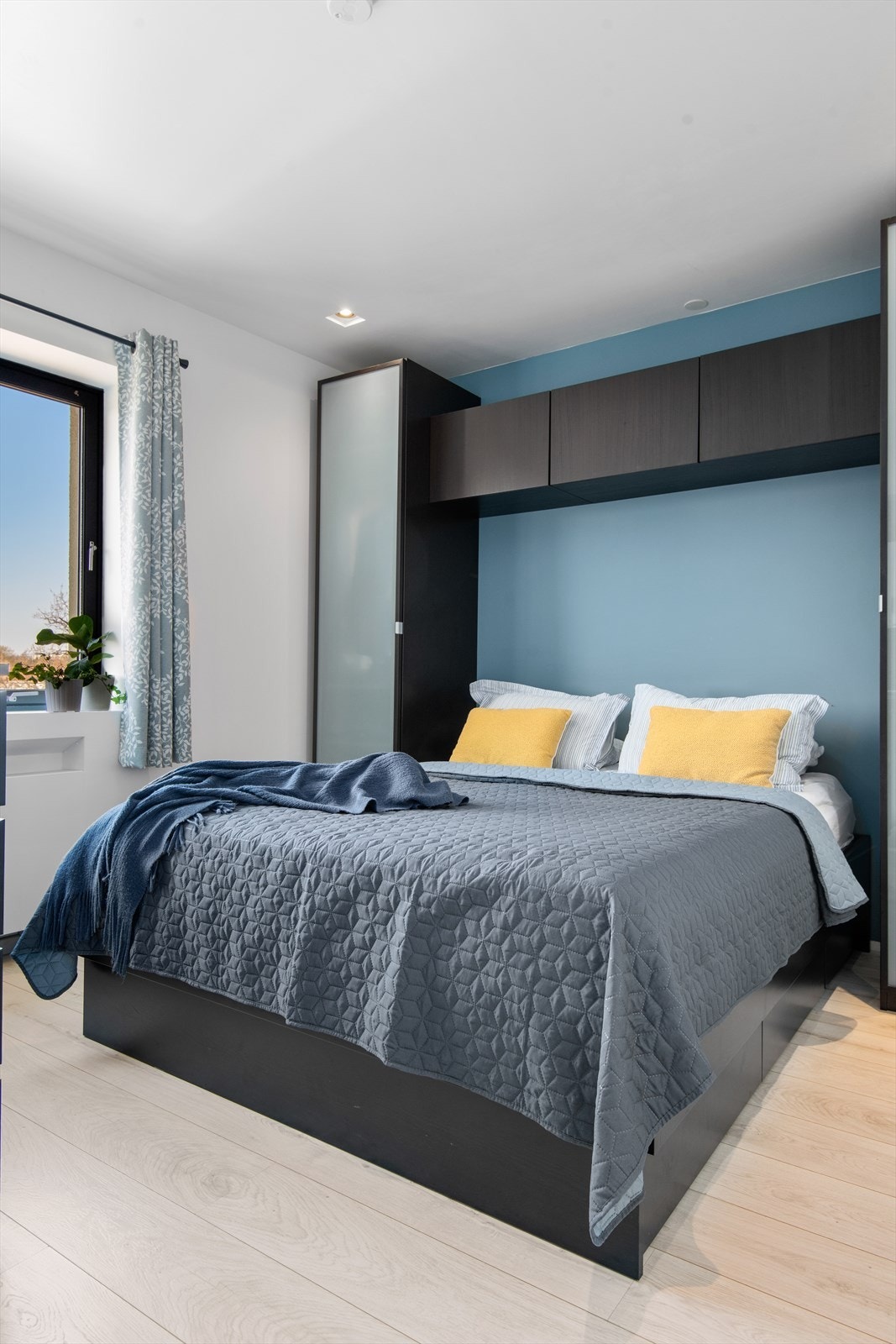 Her er det god plass til dobbeltseng, kommode og ønskelig møblement. Galleribilde