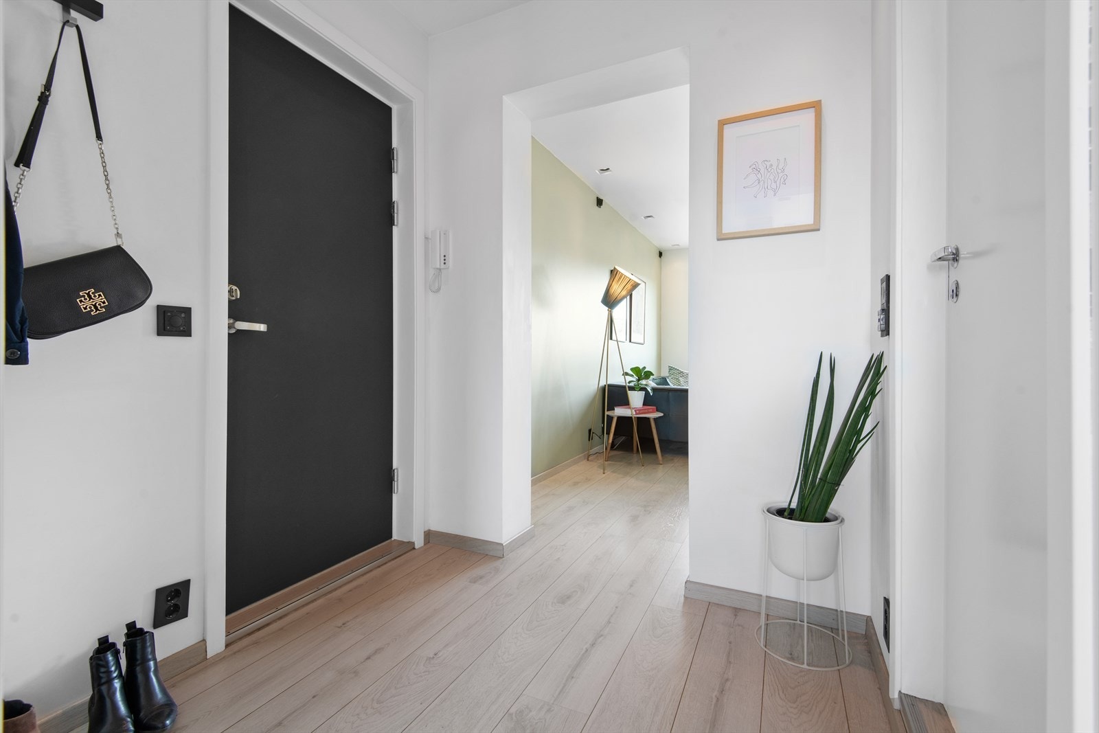 Leiligheten ligger i 5. etasje og har heisadkomst opp til etasjen. Galleribilde