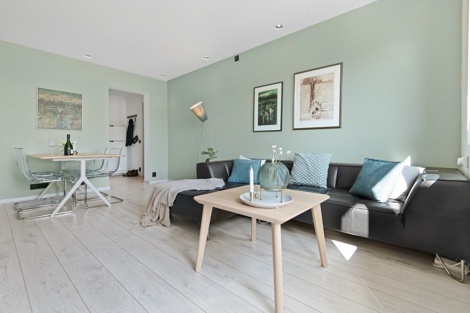 Stuen er et sosialt samlingspunkt for familie og venner, og passer ypperlig for store sammenkomster således som for avslapping. Galleribilde