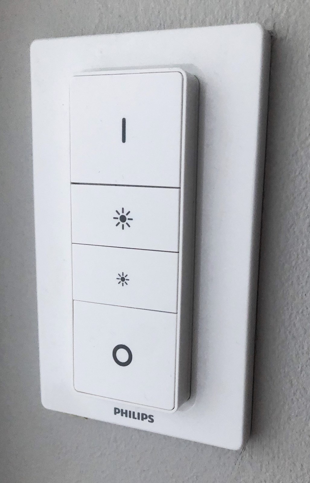 Philips Hue system medfølger med taklampe i oppholdsrom og gang i hoveddel Galleribilde