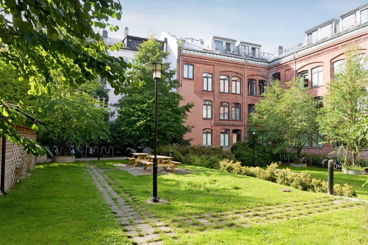 Hyggelig felles bakgård med sittegruppe Galleribilde