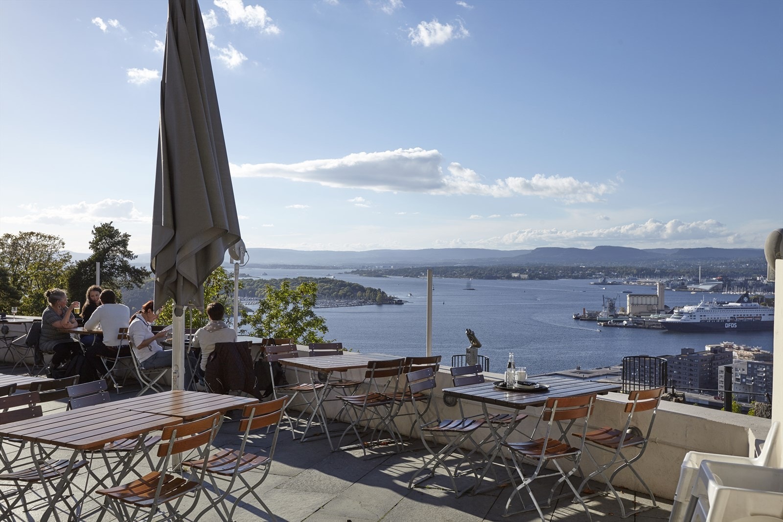 Kort spasertur til Ekebergrestauranten med fantastisk uteservering og utsikt! Galleribilde