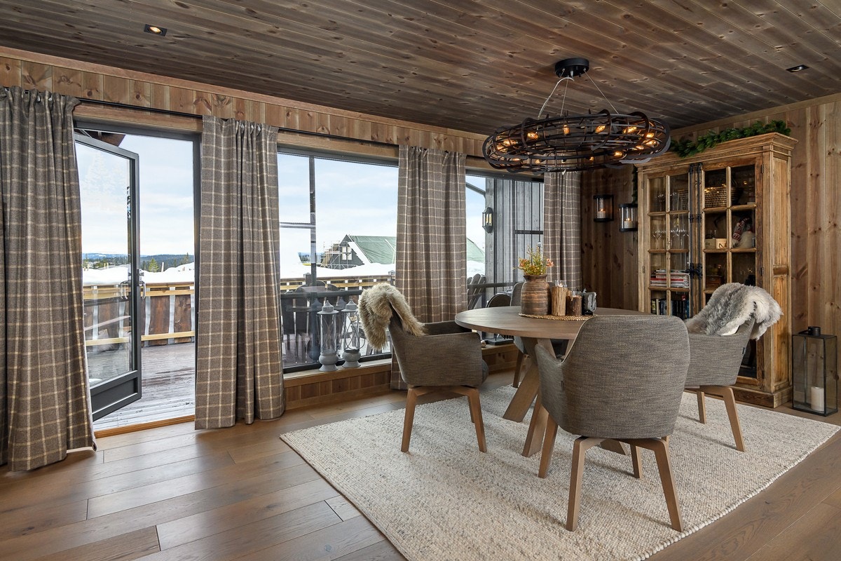 Spisestuen har god plass til langbord ved vinduene, her kan man nyte både måltidene og den nydelige utsikten. Galleribilde