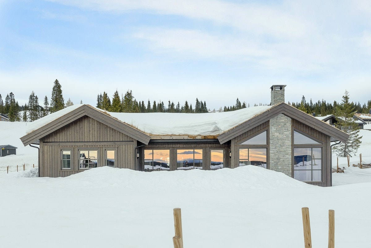 En flott hytte fra 2019 med alt på en flate som er oppført med god håndverksmessig kvalitet Galleribilde
