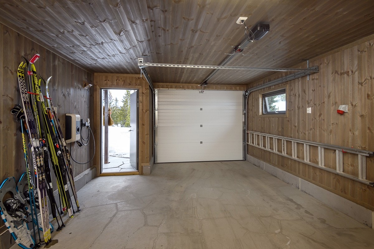 Det er parkering i en isolert garasje på ca. 25 kvm, som ble oppført i 2020. Varme i gulv i garasjen Galleribilde