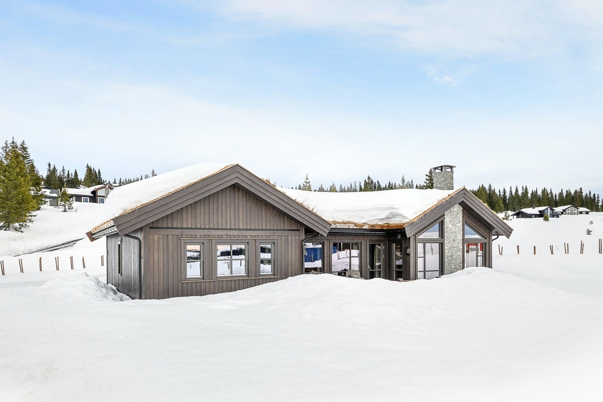 . Tomten er flat og bruksvennlig og det er sådd i med frø tilpasset området slik at det kommer naturlig vegetasjon som ikke krever mye vedlikehold. Galleribilde