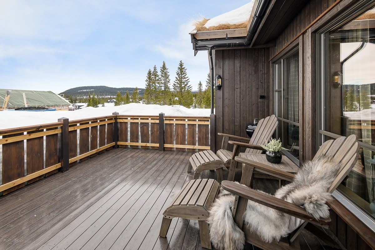 Stor vestvendt veranda med adkomst fra stuen. Galleribilde