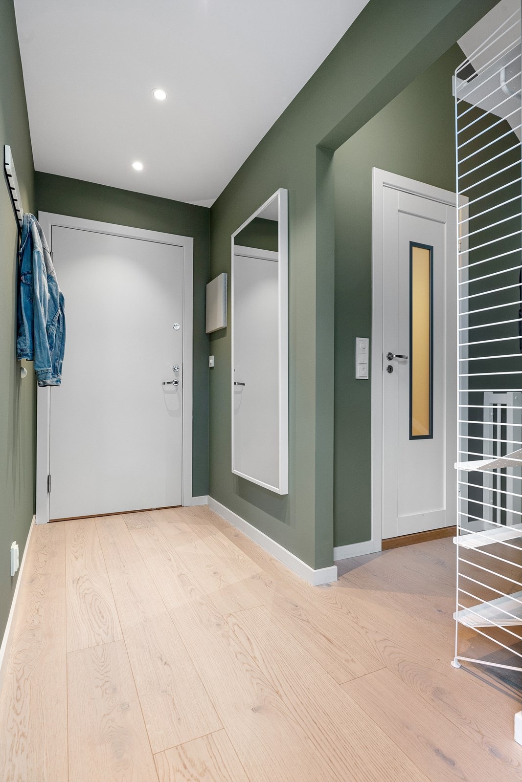 Entréen gir et svært godt førsteinntrykk av boligen Galleribilde