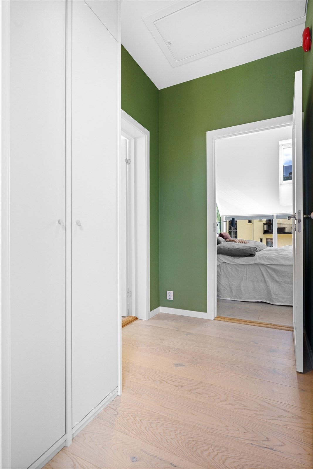 Spesialtilpasset skap for hånd/sengeklær Galleribilde