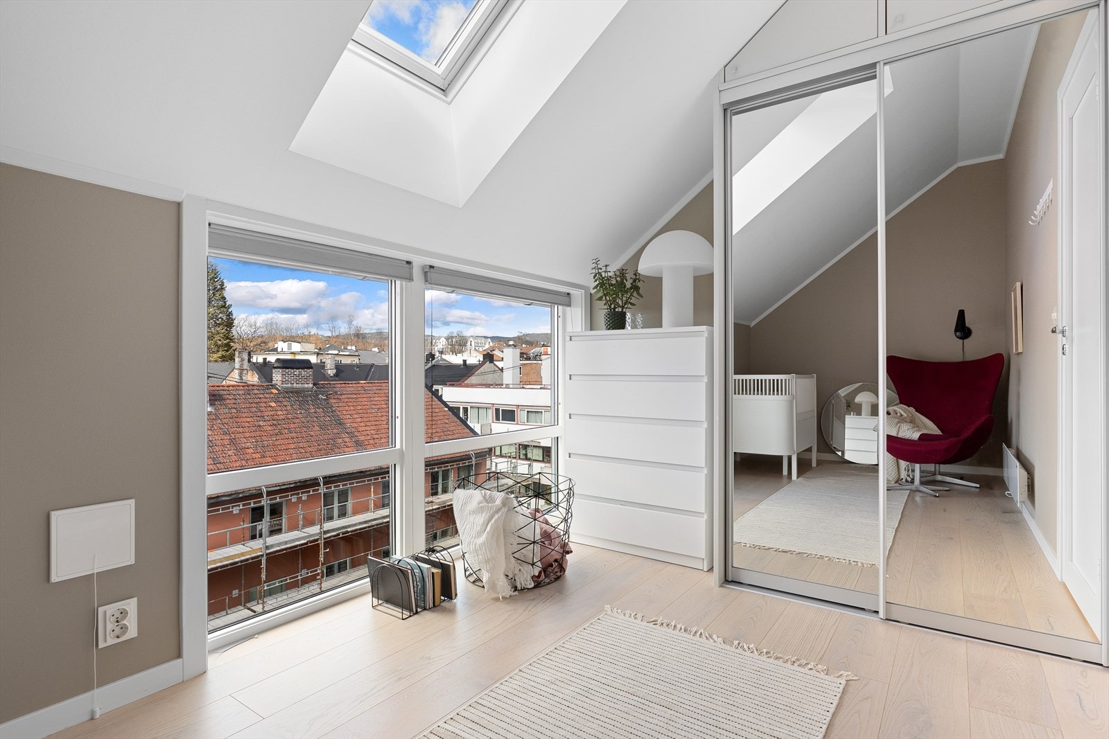 På soverom 2 er det god plass til seng, garderobeskap og skrivepult Galleribilde