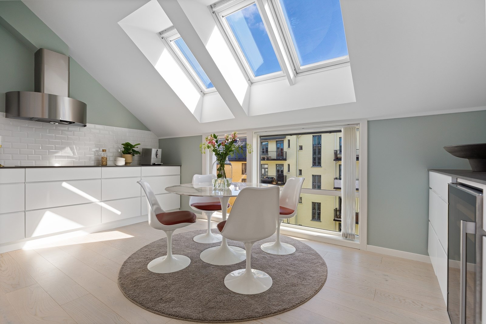 Lyst og moderne kjøkken fra Kvik med spiseplass Galleribilde