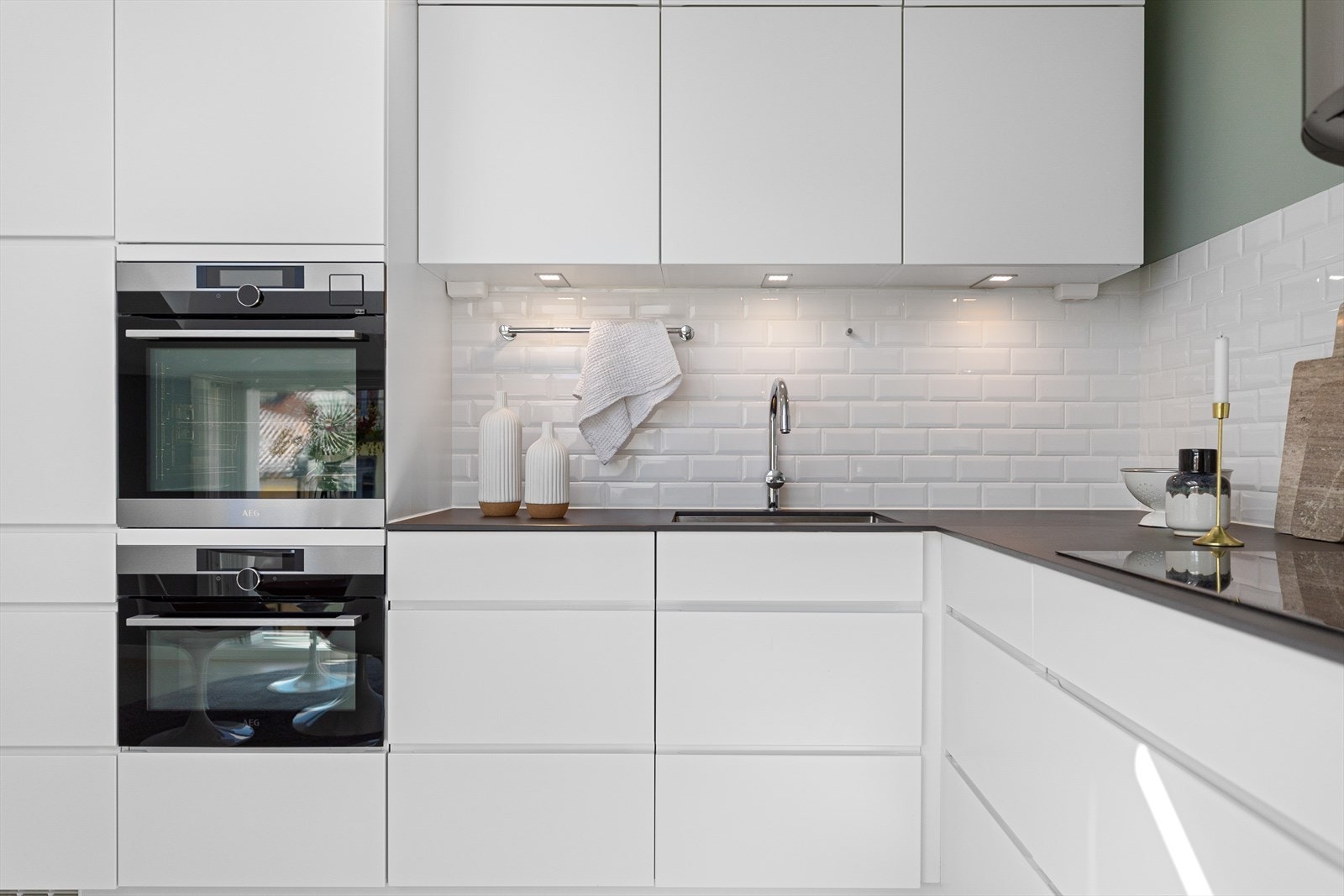 Integrerte hvitevarer av god kvalitet fra AEG med oppvaskmaskin, en ovn med sous vide og en ovn med mikro, nedfelt induksjons topp, kjøleskap og fryseskap Galleribilde