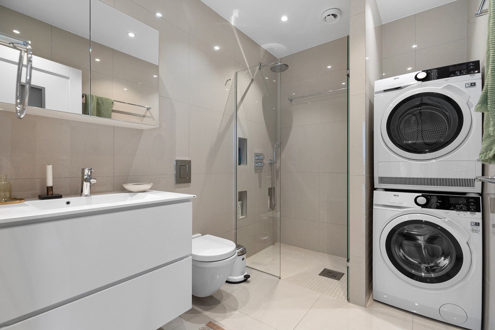 Lekkert, flislagt bad fra 2018 med varmekabler og opplegg for vaskemaskin Galleribilde