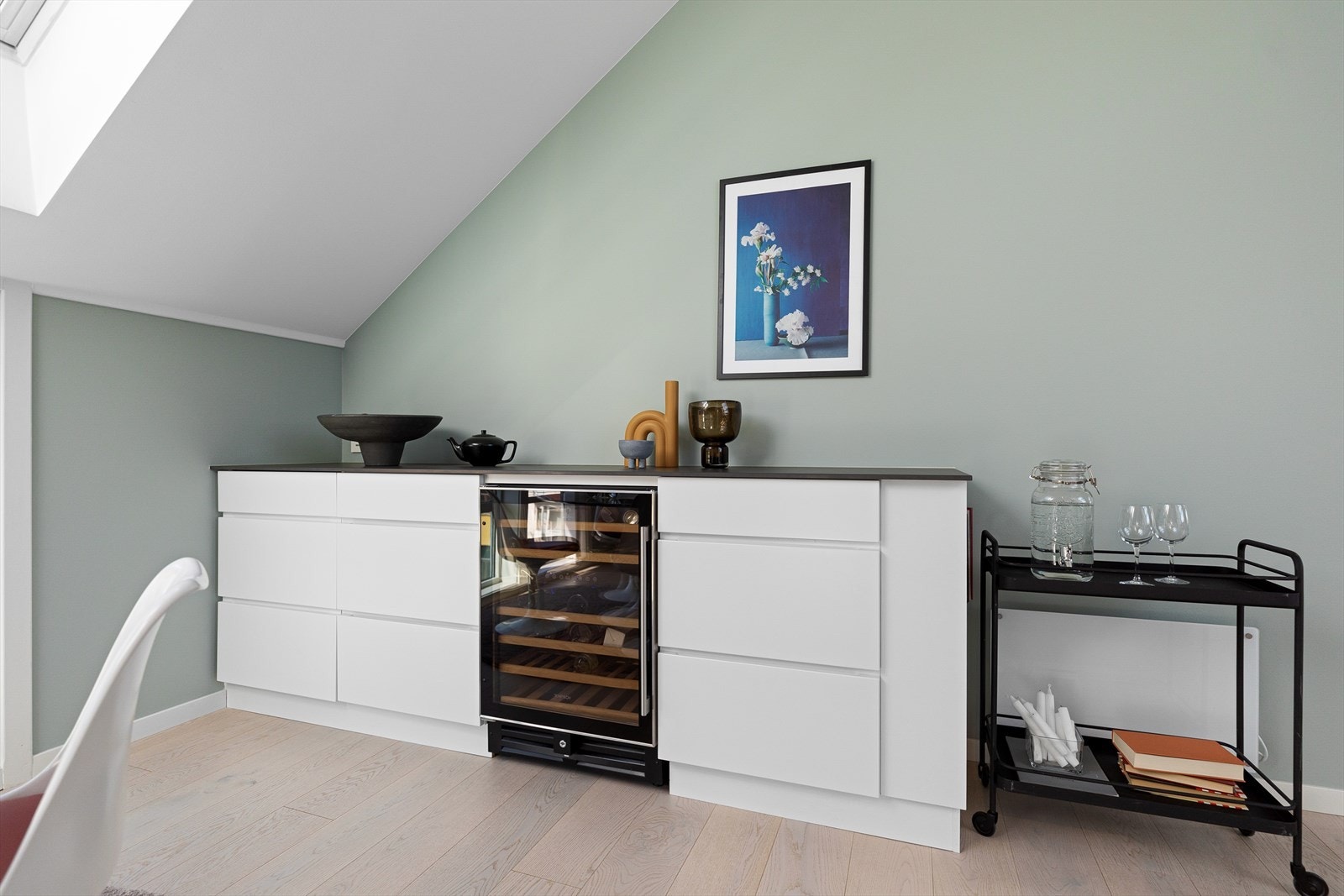 Det er masse lagringsplass i både skap og skuffer Galleribilde