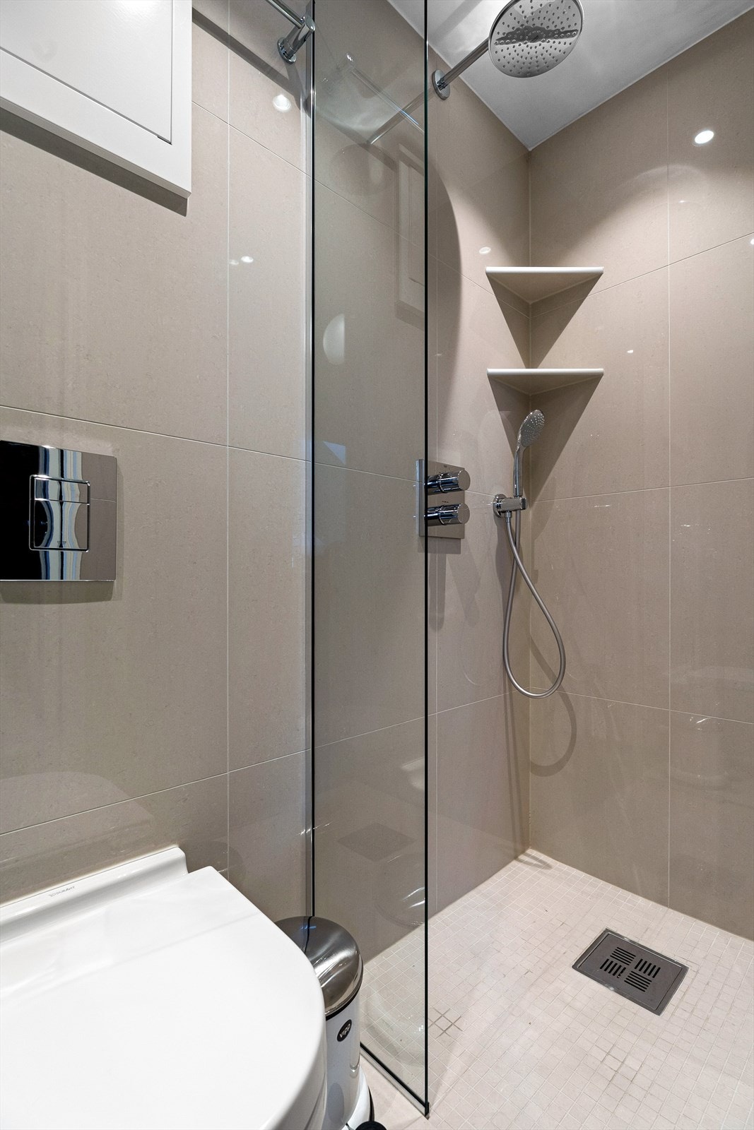 Baderom med praktisk tilknytning til entréen Galleribilde