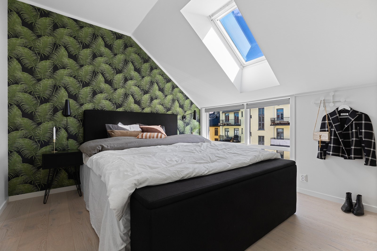 På hovedsoverommet er det god plass til dobbeltseng, nattbord og garderobeskap Galleribilde