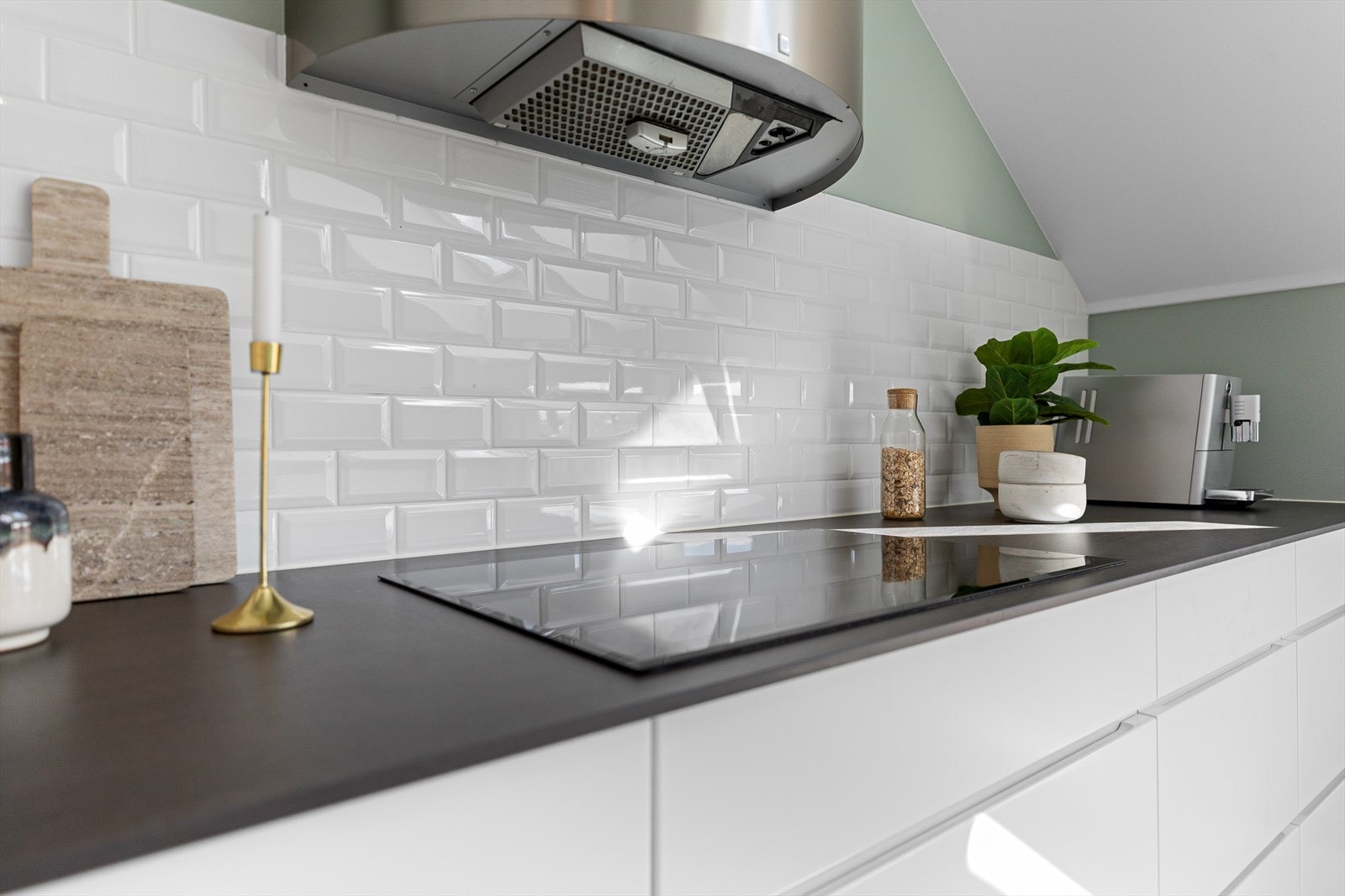 Flislagte over benkeplaten og tidsriktige fargevalg på veggene. Ventilator fra RørosHetta Galleribilde