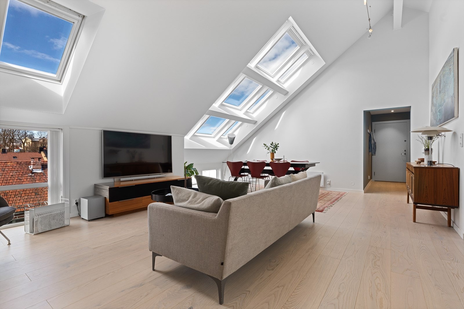 Store takvinduer gir flott utsyn og gode lysforhold Galleribilde