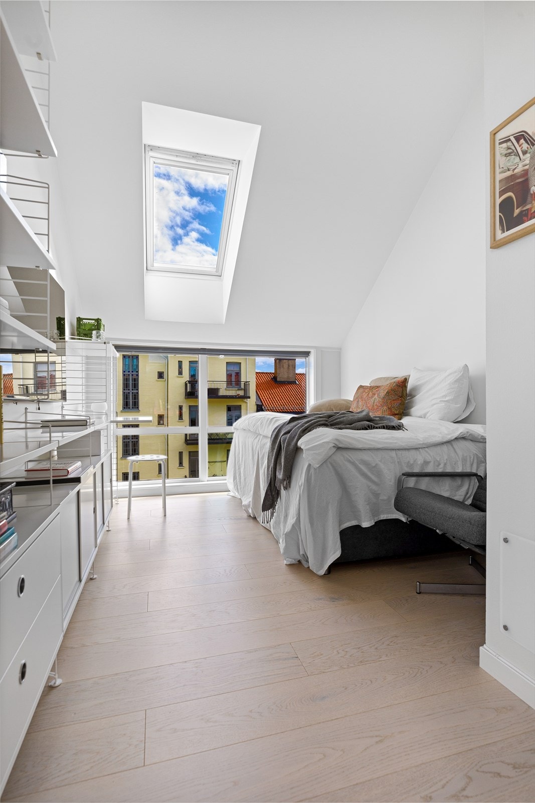 Store vindusflater gir godt lysinnslipp Galleribilde