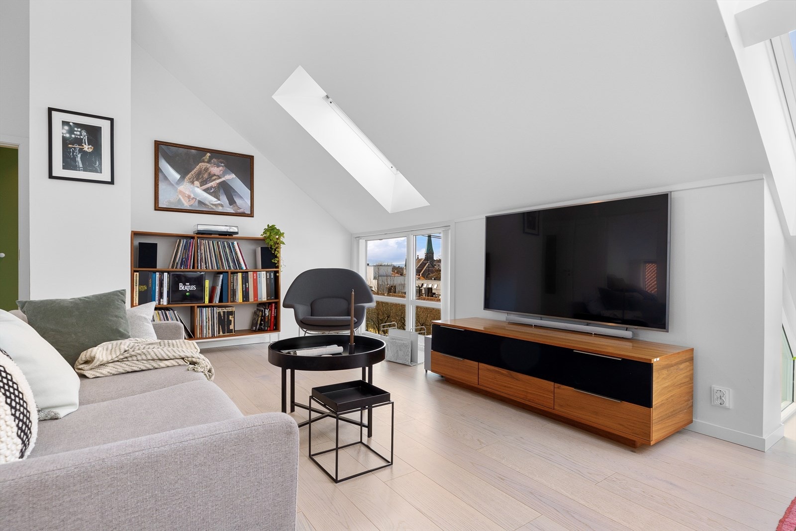 Stuen er i dag innredet med sofa, stuebord og tv-møblement Galleribilde