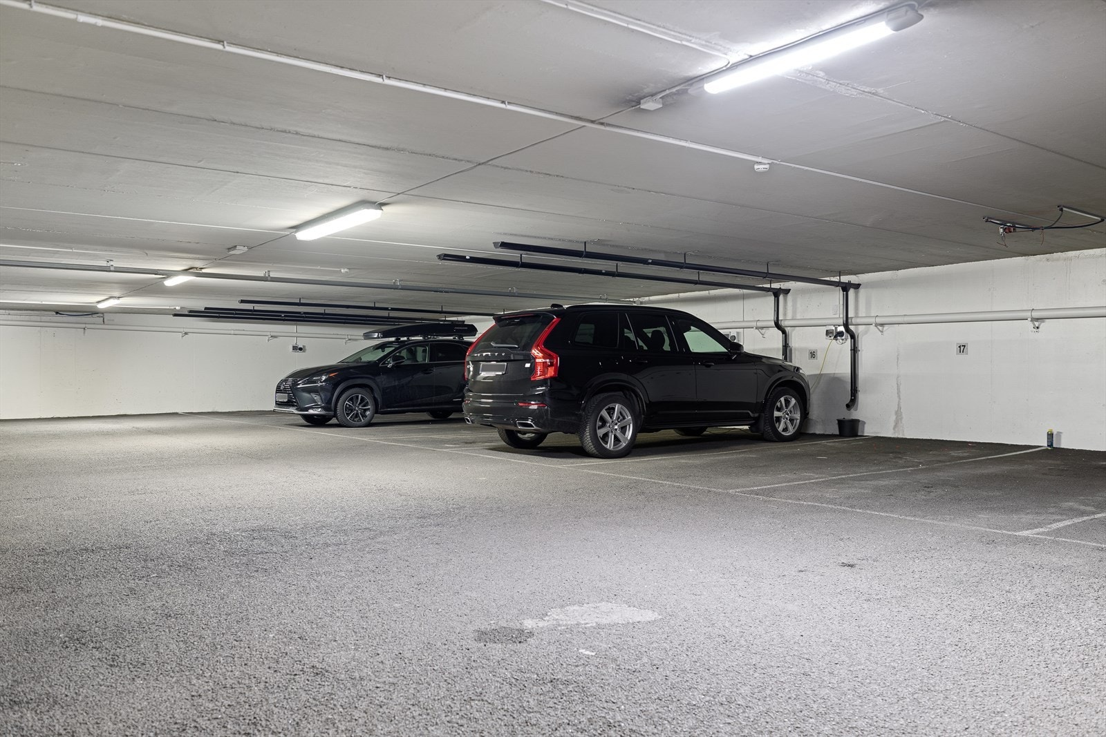 Garasjeplass med lader Galleribilde