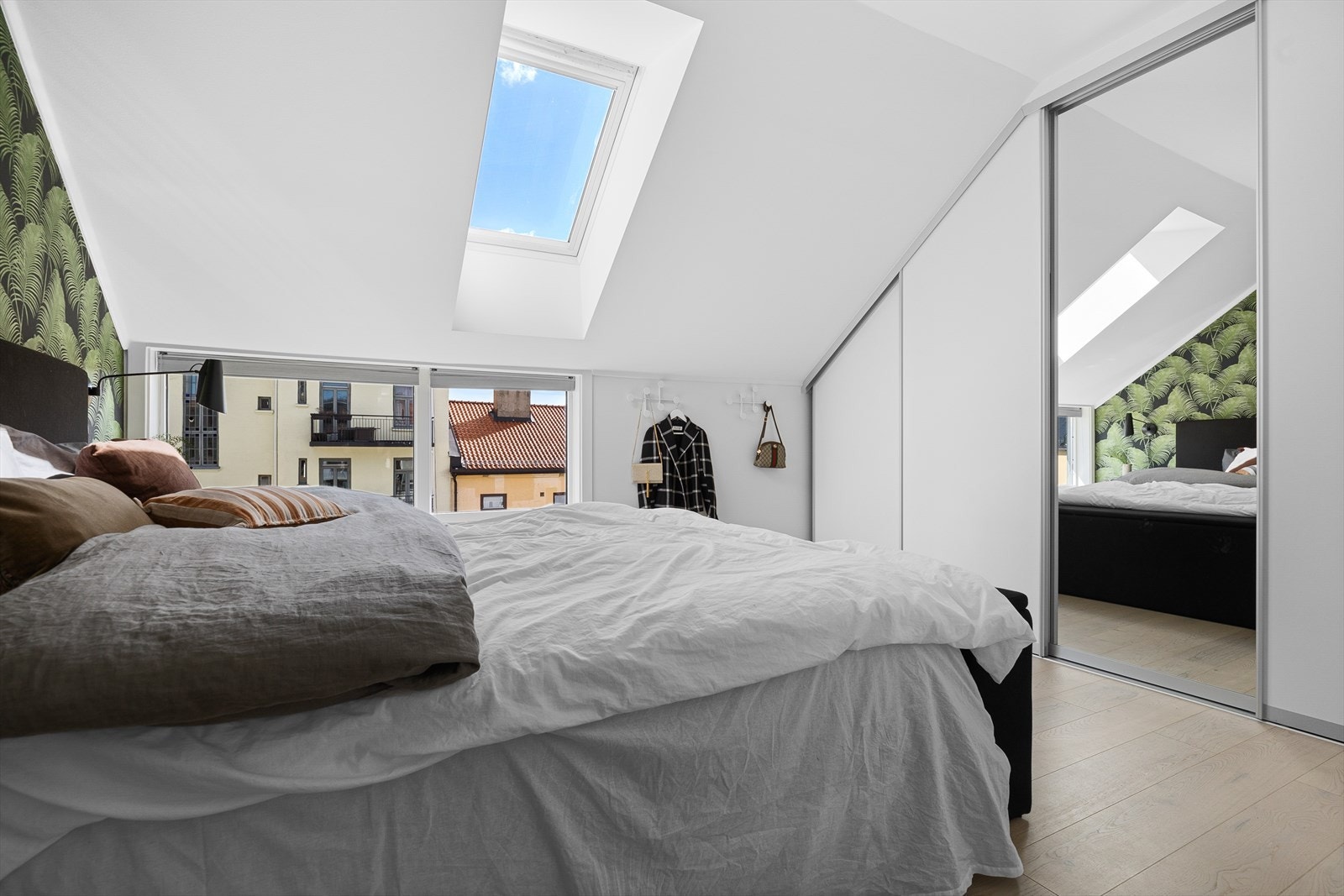 Spesialbygd garderobeskap gir god utnyttelse av plassen Galleribilde