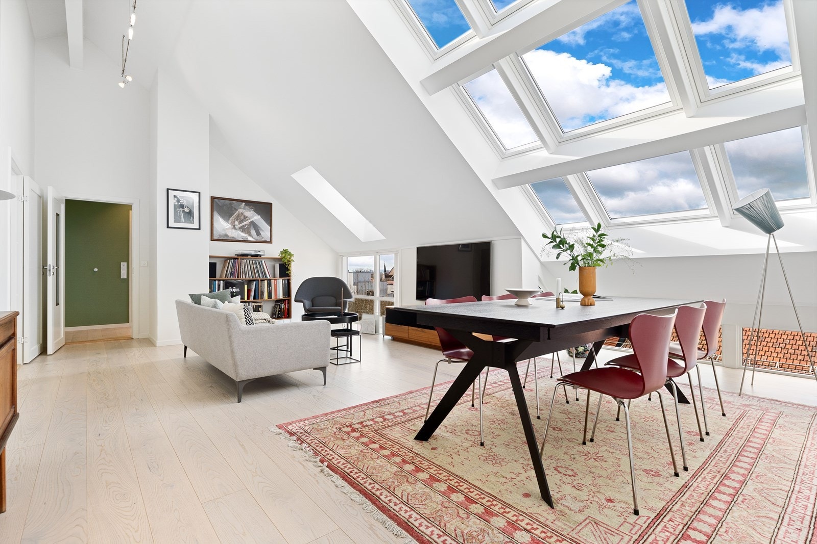 Leiligheten ligger i 7. etg. og inneholder entré, to bad, tre soverom, gang, trappegang og stue/spisestue med åpen kjøkkenløsning Galleribilde