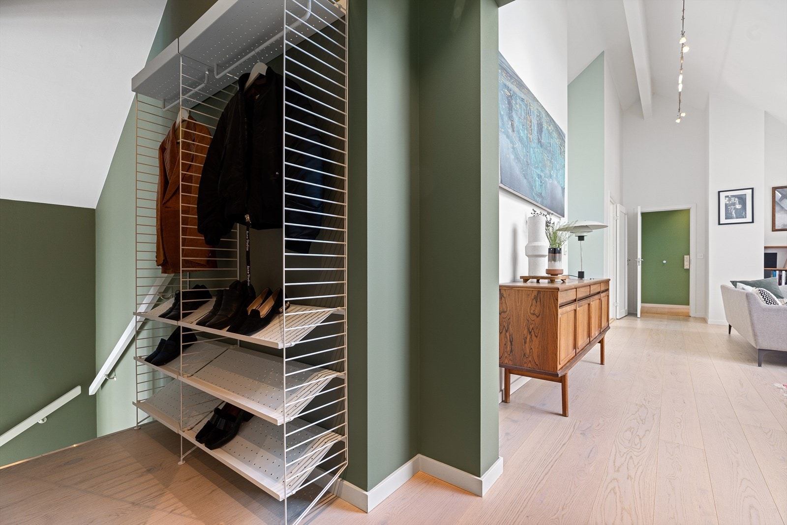 Masse lagringsplass i åpen hylleløsning Galleribilde