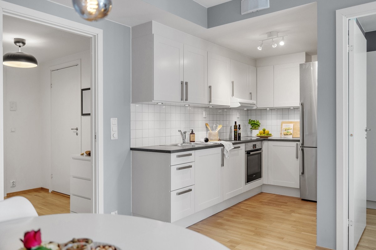 Kjøkkenet ligger delvis tilbaketrukket fra stuen Galleribilde