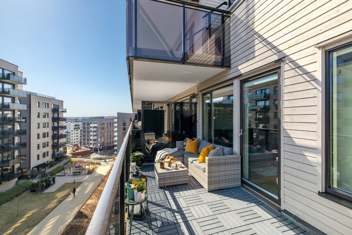 Sydvendt balkong med gode solforhold fra morgen til ettermiddag. Fungerer som en forlengelse av boligen store deler av året Galleribilde