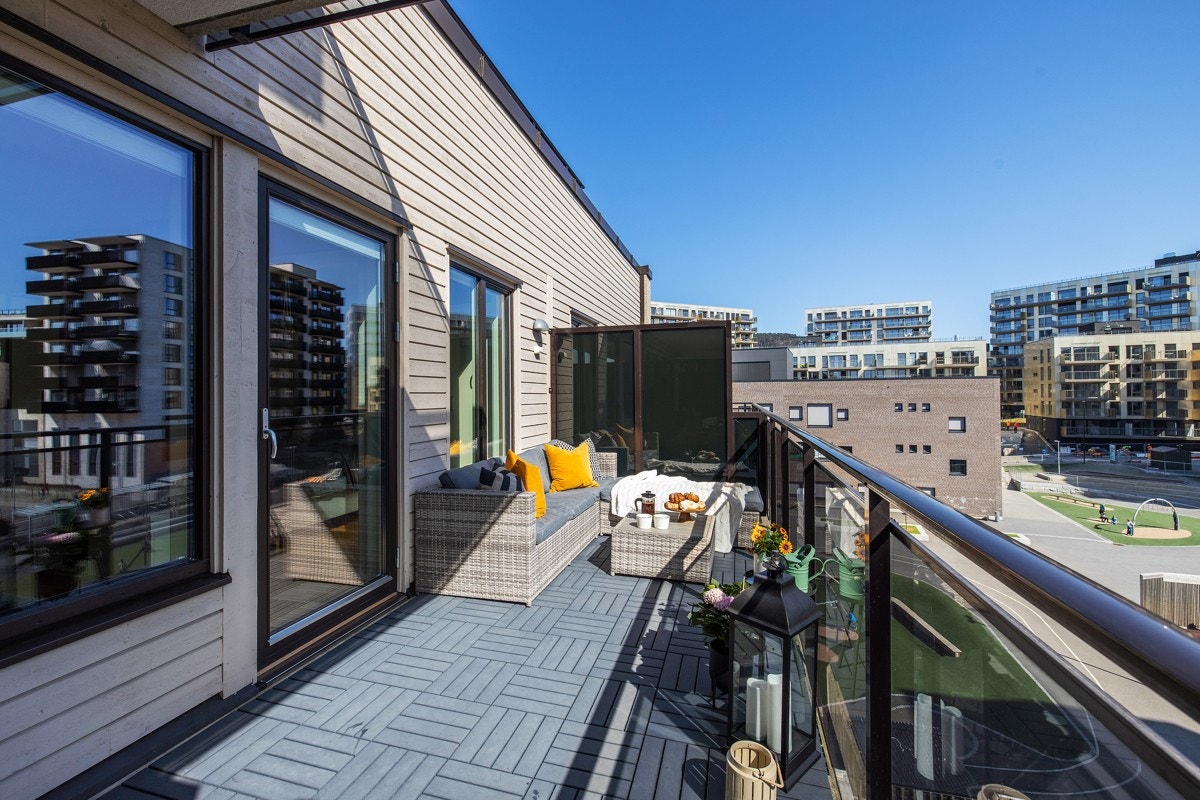 Den gode størrelsen gir god plass til både lounge grupper og spisebord. Vender mot syd som sørger for svært gode solforhold fra morgen til ettermiddag. Stikkontakt og lampe på vegg. Galleribilde