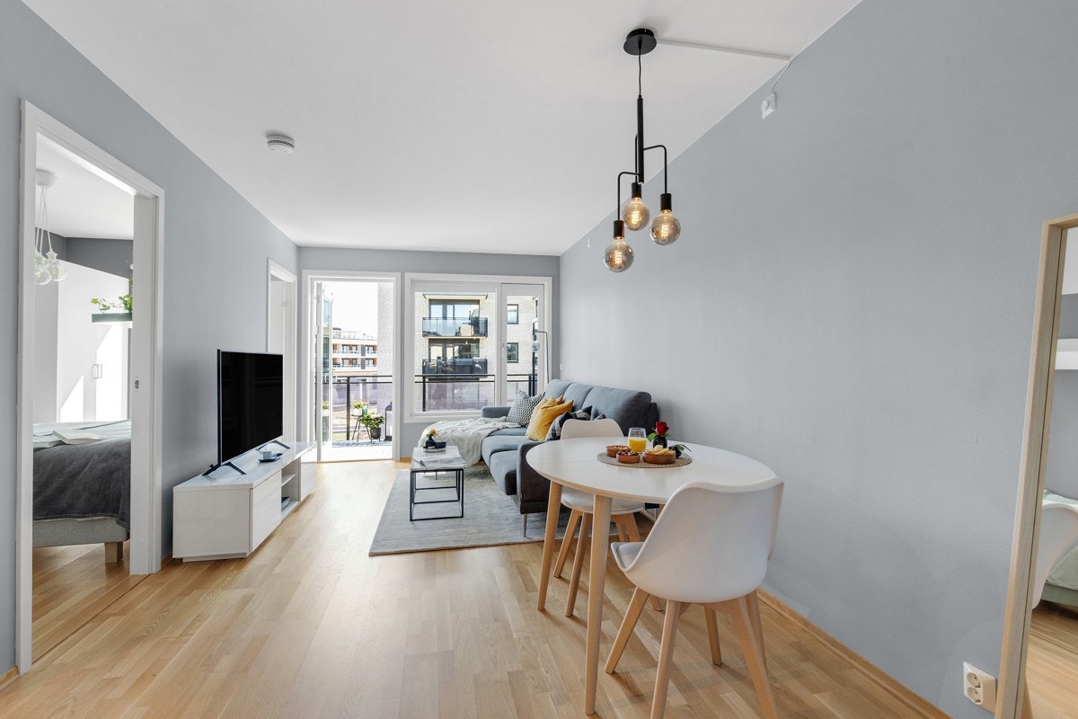 Stuen er det naturlige oppholdsrommet i leiligheten. Moderne og velholdt med eikeparkett på gulv med store vindusflater som gir mye naturlig lys. Den gode størrelsen gir plass til både sofagruppe med salongbord, mediemøblement og et spisebord i tilknytnin Galleribilde