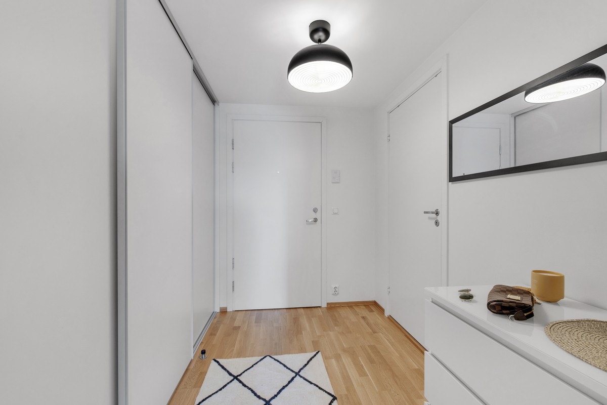 Stor skyvedørsgarderobe til venstre. Galleribilde