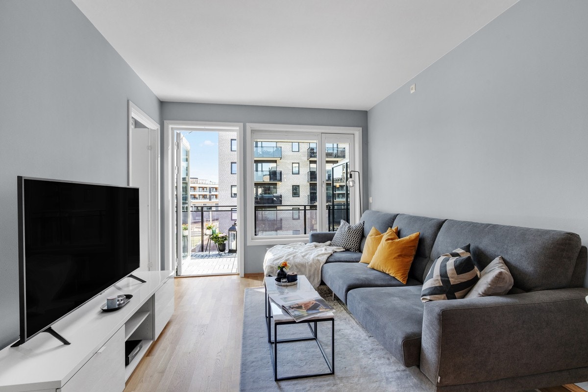 Leiligheten holdes god og lun på vinterstid med fjernvarme til radiatorer. Både fyring, varmtvann, internett og kabel tv er inkludert i de lave felleskostnadene. Galleribilde