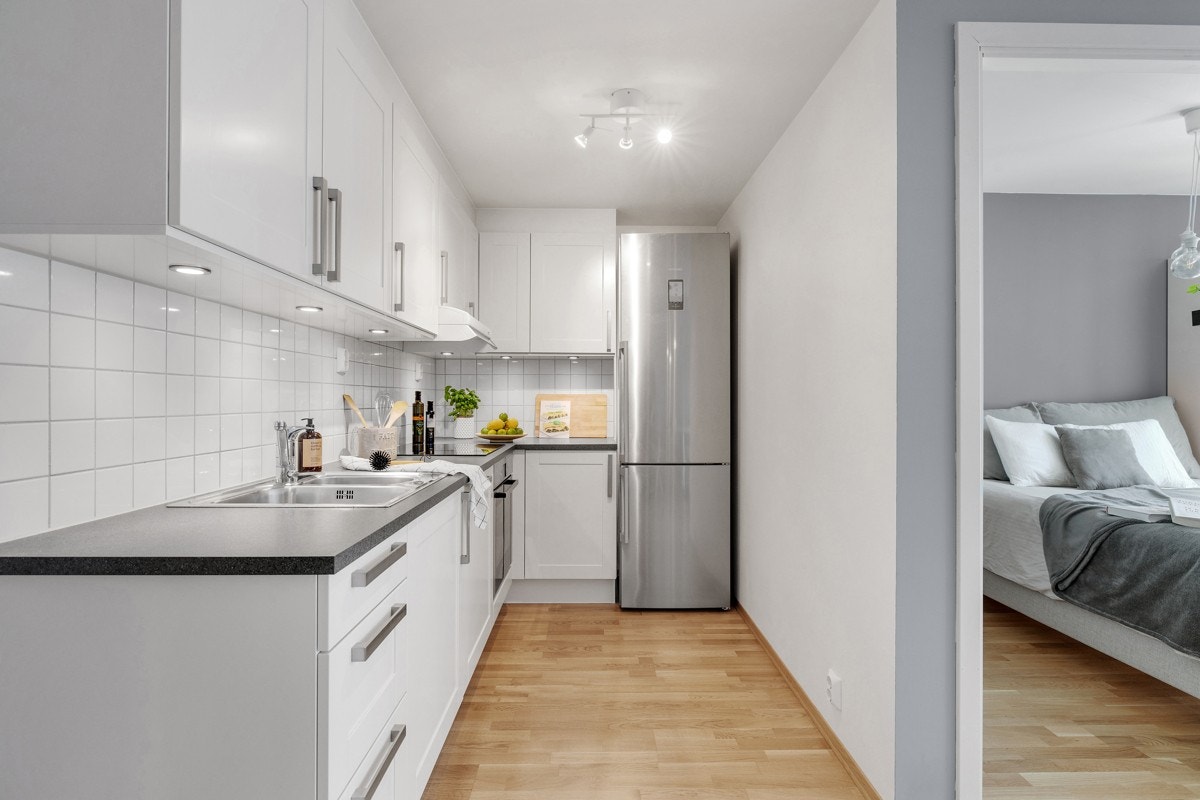 Kjøkkenet ligger i en fin og sosial åpen løsning med stuen. Pent og tidløst HTH-kjøkken fra 2015. God skap- og benkeplass. Integrert stekeovn med induksjon platetopp og oppvaskmaskin fra Bosch. Frittstående kjøleskap med fryserdel fra Siemens. Galleribilde