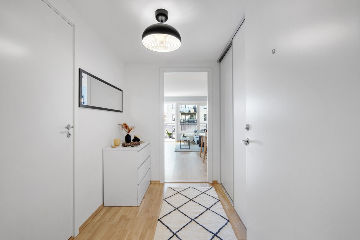 Gangen er tilknyttet videre til bad og stor skyvedørsgarderobe Galleribilde