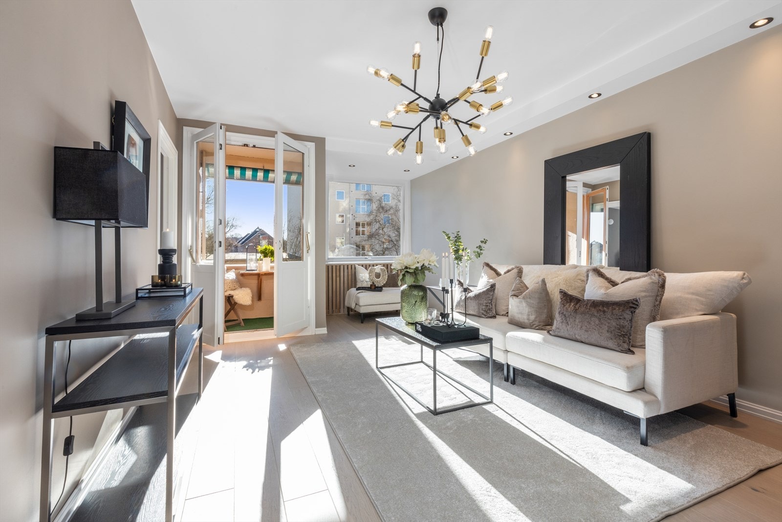 Lys og fin stue. Lamper fra By Rydens. Galleribilde