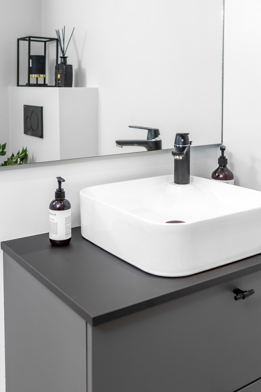 Stort speil over servanten. Galleribilde