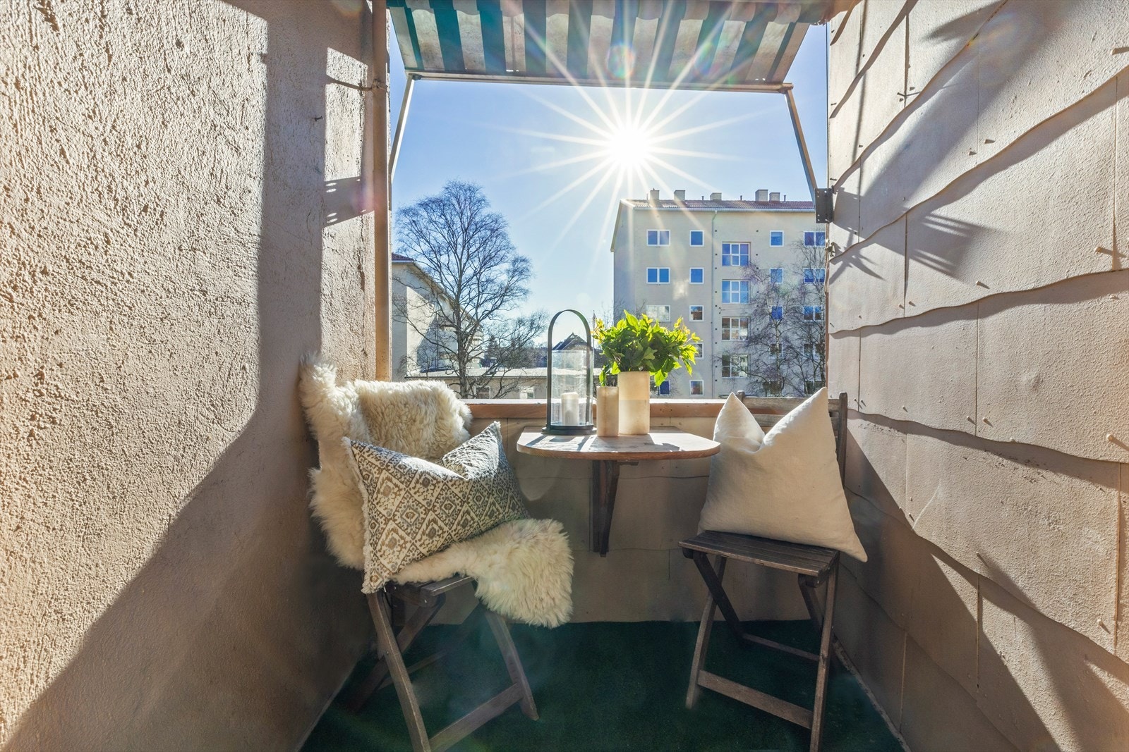 Usjenert, overbygd balkong. Galleribilde