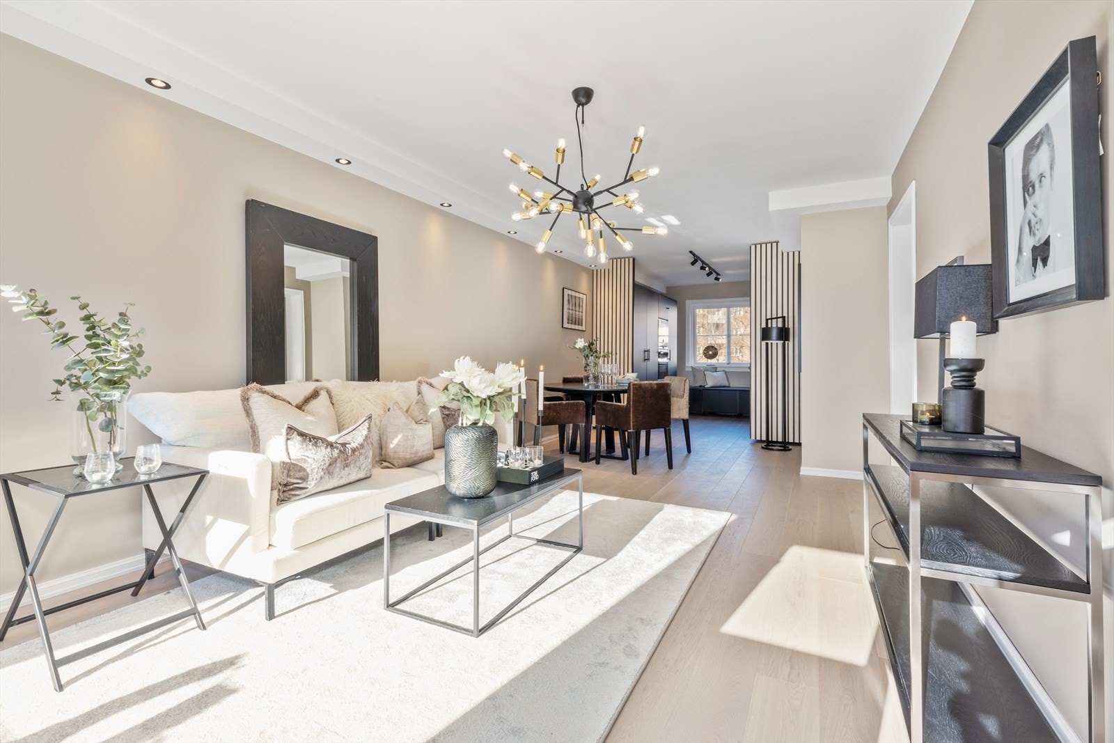 Stue / kjøkken i åpen løsning med 1-stavs eikeparkett. Galleribilde