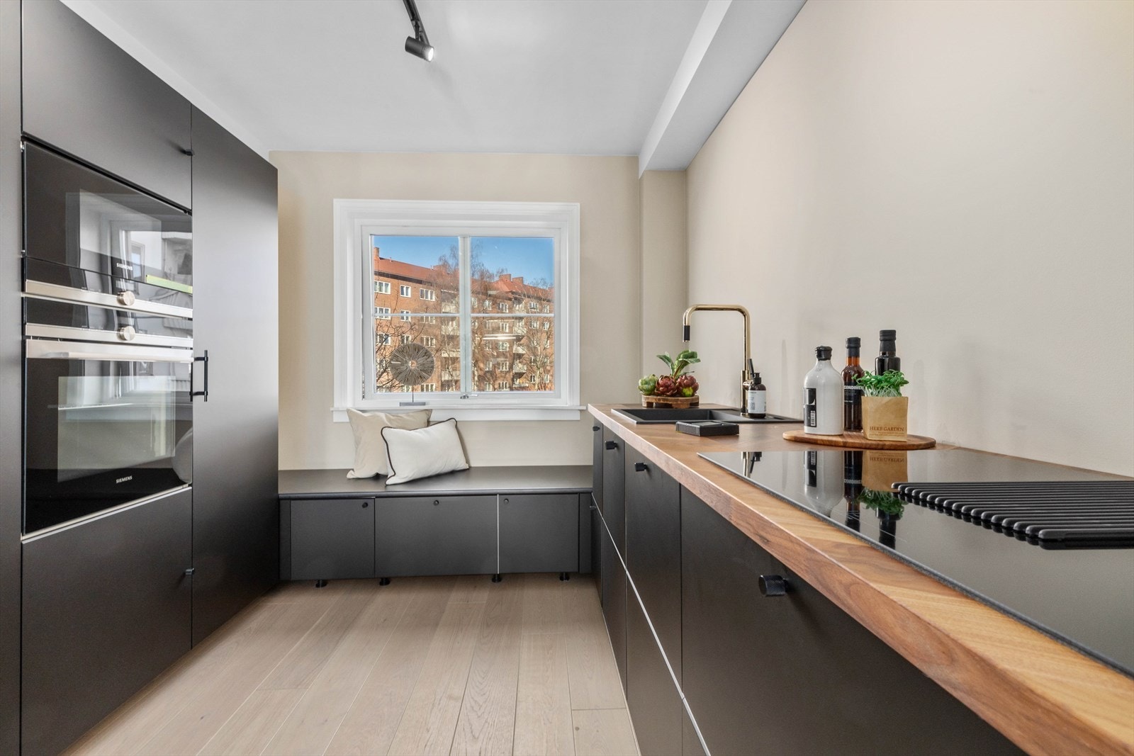 Kjøkken med integrerte hvitevarer av høy standard. Integrert ventilator i platetopp. Galleribilde