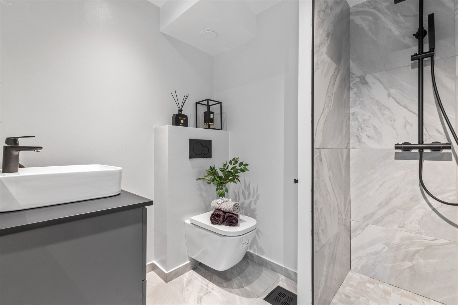 Badet er innredet med vegghengt wc, servantinnredning, samt dusjnisje. Galleribilde