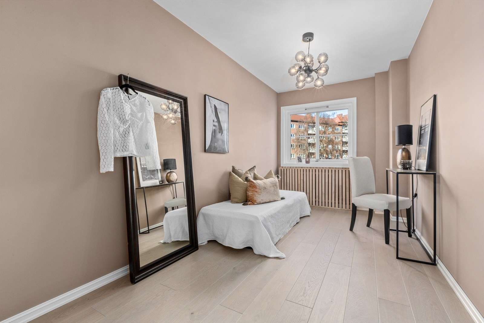 Soverom II har god plass til seng og oppbevaringsmøblement. Galleribilde