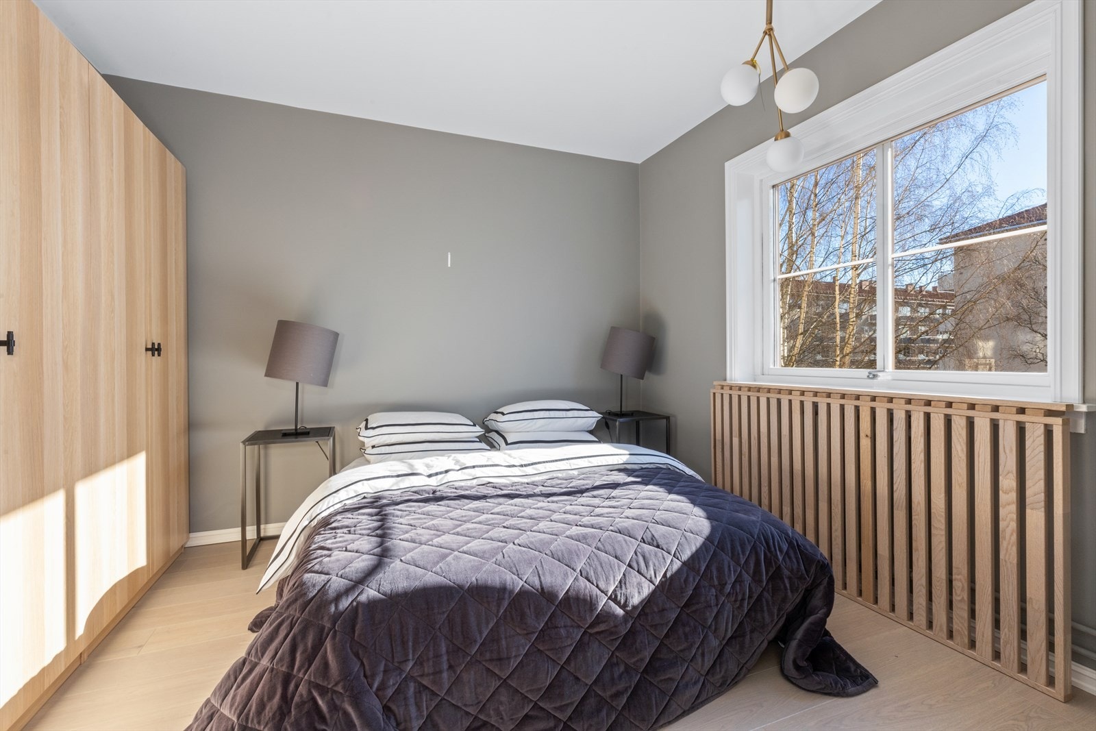 Hovedsoverommet har garderobeskap. Spilevegg skjuler radiator. Galleribilde